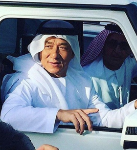 Jacki Chan arab népviseletben egy tevefutamon